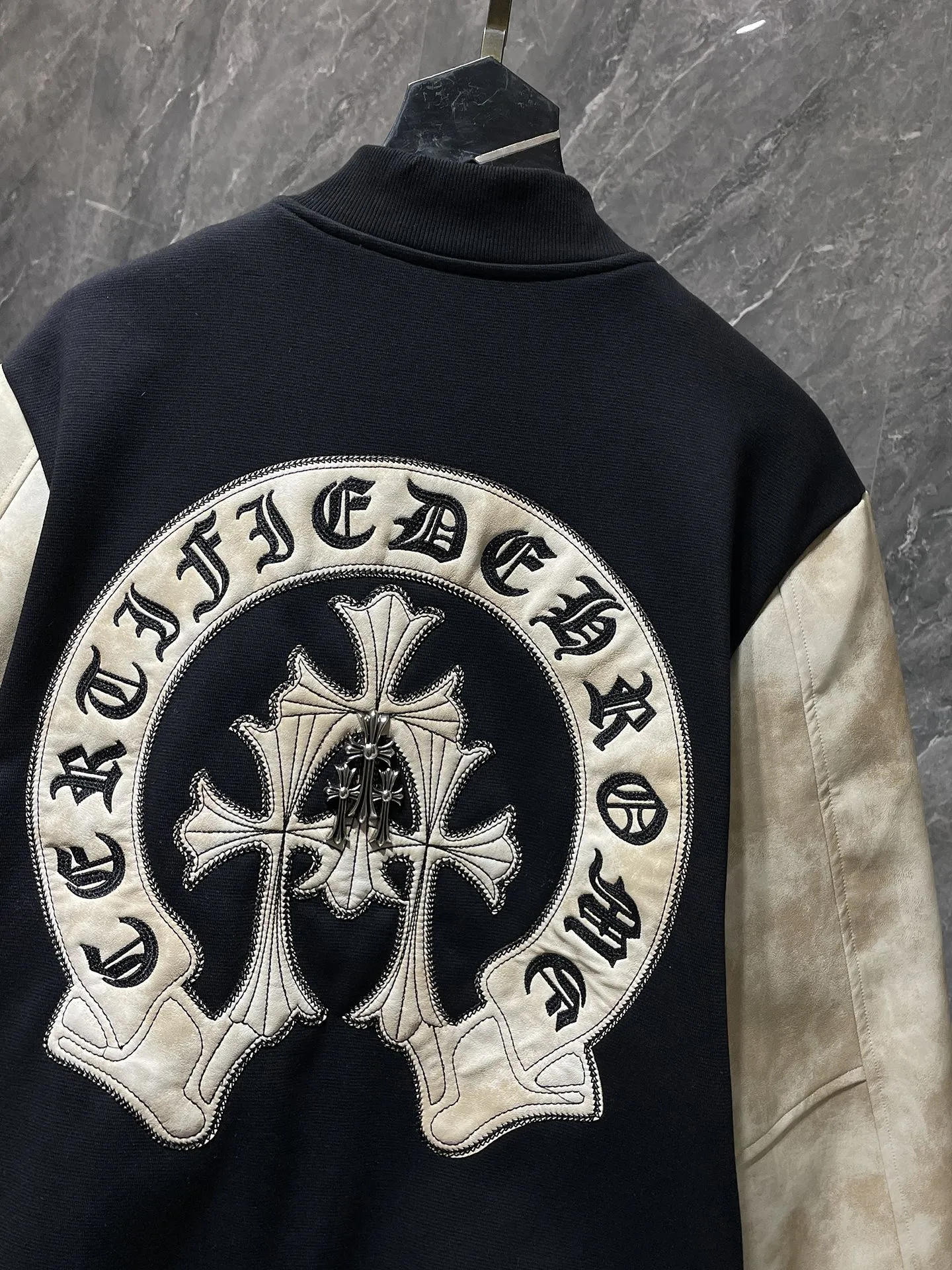P436 Chrome Hearts 🍁Winter clothing is here🍁New Year's clothing Sanskrit cross woolen leather sleeves spliced ​​baseball embroidered cotton clothing Heavy embroidery➕Double sleeve splicing special technology Counter synchronization, heavy industry! ! Customized version of thickened woolen fabric, silk lining, customized version of hardware, not the ordinary version on the market! ! 🌈Recommended color: black coffee stitching 🌈Code number: S, M, L, XL